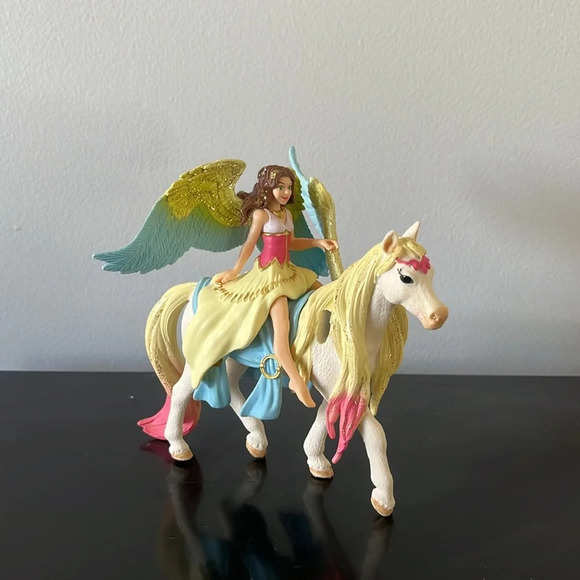 SCHLEICH bayala Fairy Surah with Glitter Pegasus - Picture 1 of 3